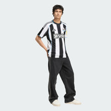 Cargar imagen en el visor de la galería, adidas Men's Newcastle United 25/26 Home Jersey