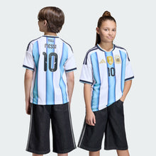 Cargar imagen en el visor de la galería, adidas Youth Argentina Messi #10 Home Stadium Jersey 2026