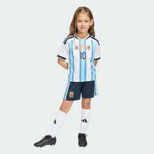 Cargar imagen en el visor de la galería, adidas Argentina Messi #10 Mini Home Jersey Kit 2026