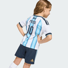Cargar imagen en el visor de la galería, adidas Argentina Messi #10 Mini Home Jersey Kit 2026