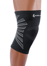 Cargar imagen en el visor de la galería, Mueller OmniForce® Knee Support