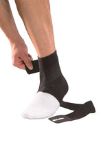 Cargar imagen en el visor de la galería, Mueller Elastic Ankle Support With Straps
