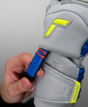 Load image into Gallery viewer, Reusch Attrakt Freegel Fusion Ortho-Tec Goaliator