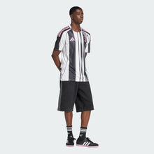 Cargar imagen en el visor de la galería, adidas Men&#39;s Juventus 25/26 Home Jersey
