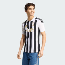 Cargar imagen en el visor de la galería, adidas Men’s Juventus 26/27 Stadium Home Jersey
