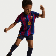 Cargar imagen en el visor de la galería, Nike Little Kid's FC Barcelona 26/27 Home Stadium Kit
