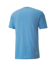 Cargar imagen en el visor de la galería, Men&#39;s Puma Manchester City Futbol Core Graphic Tee
