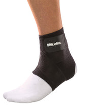 Cargar imagen en el visor de la galería, Mueller Elastic Ankle Support With Straps
