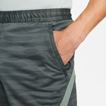 Cargar imagen en el visor de la galería, Nike LFC Strike Short
