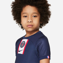 Cargar imagen en el visor de la galería, Nike Paris Saint-Germain 2022/23 Home Little Kids&#39; Soccer Kit
