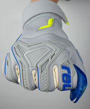 Load image into Gallery viewer, reusch Attrakt Freegel Fusion Goaliator
